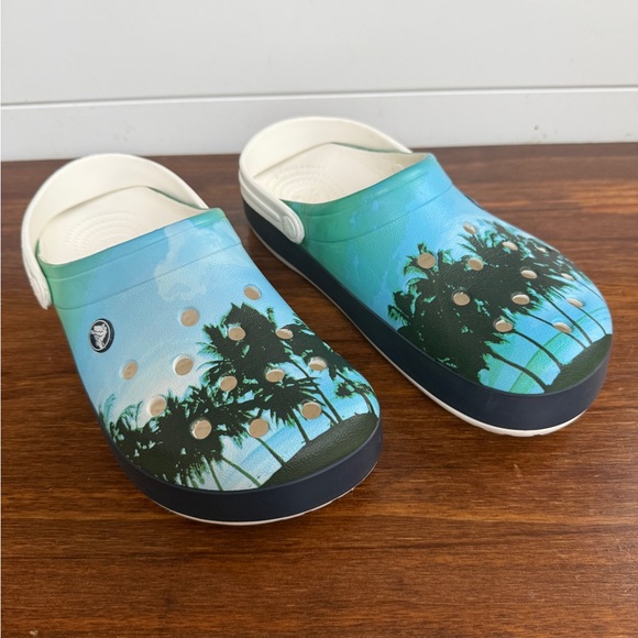 Crocs Classic Tropical Palm Tree Clogs Unisex M8 / W10 Blue Beach Summer Slip On - Picture 2 of 10